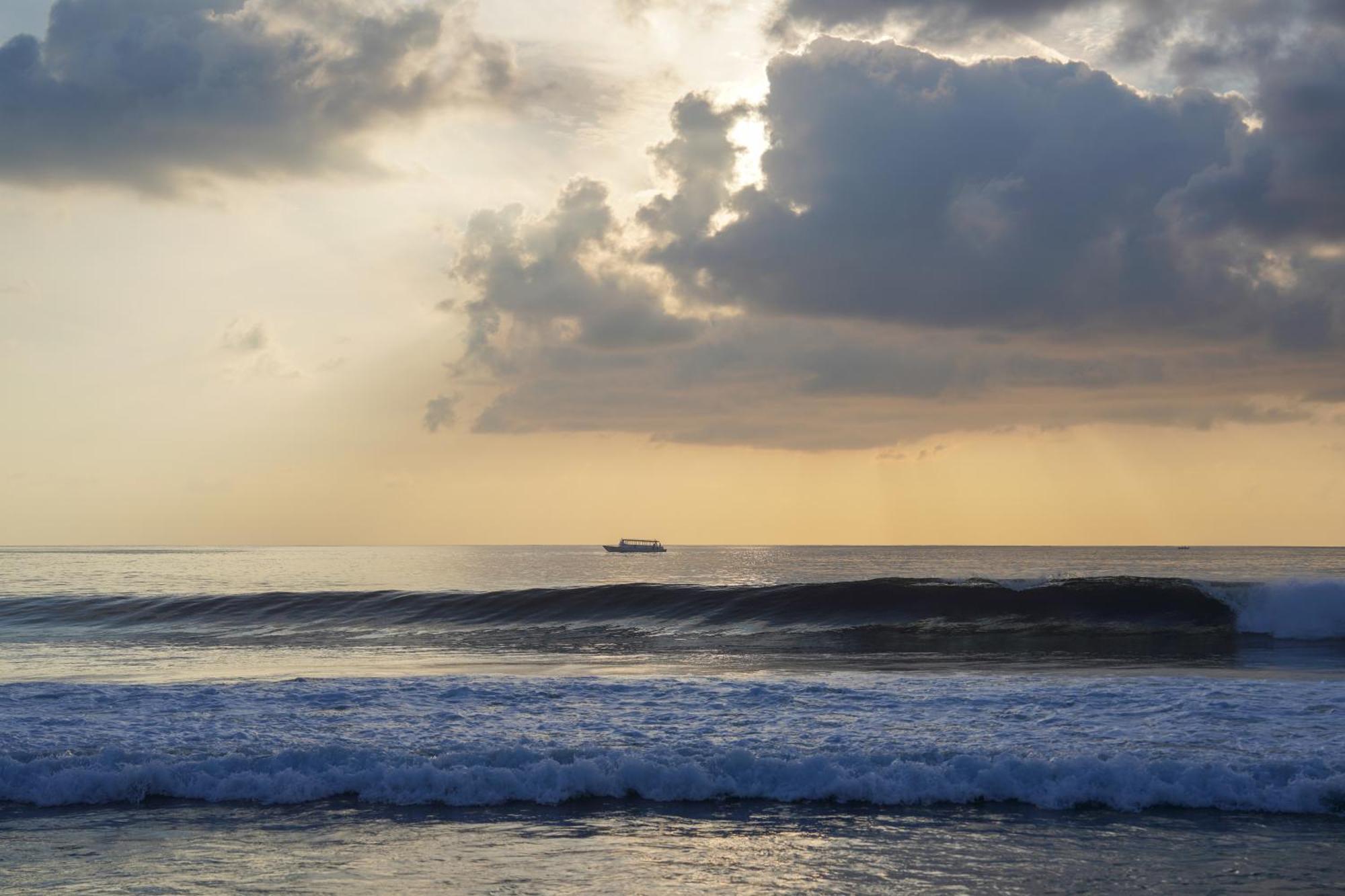 Sun & Surf Hotel Thulusdhoo ภายนอก รูปภาพ